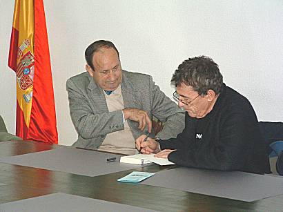 S. Dragó firmando
